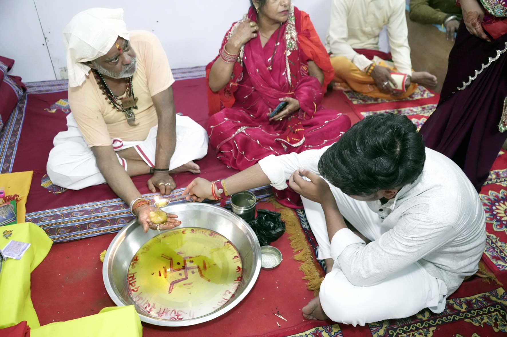 हिसार : महंत ने हथेली पर जोत जगाकर किया अखंड ज्योति अनुष्ठान का शुभारंभ