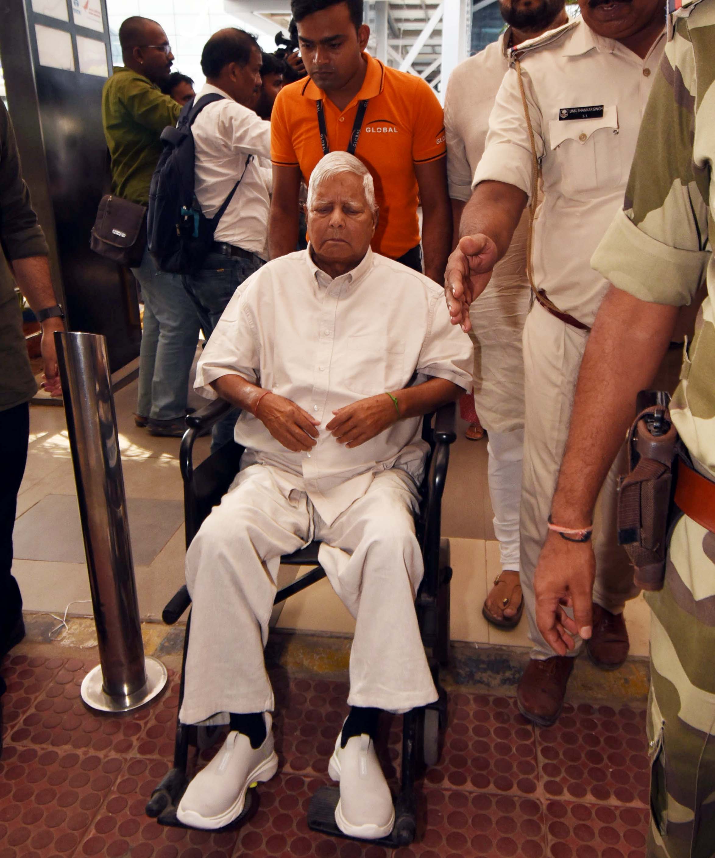 राजद सुप्रीमो लालू प्रसाद यादव जयप्रकश नारायण हवाईअड्डे से नई दिल्ली के लिए रवाना हुए राजद सुप्रीमो लालू प्रसाद यादव जयप्रकश नारायण हवाईअड्डे से नई दिल्ली के लिए रवाना हुए