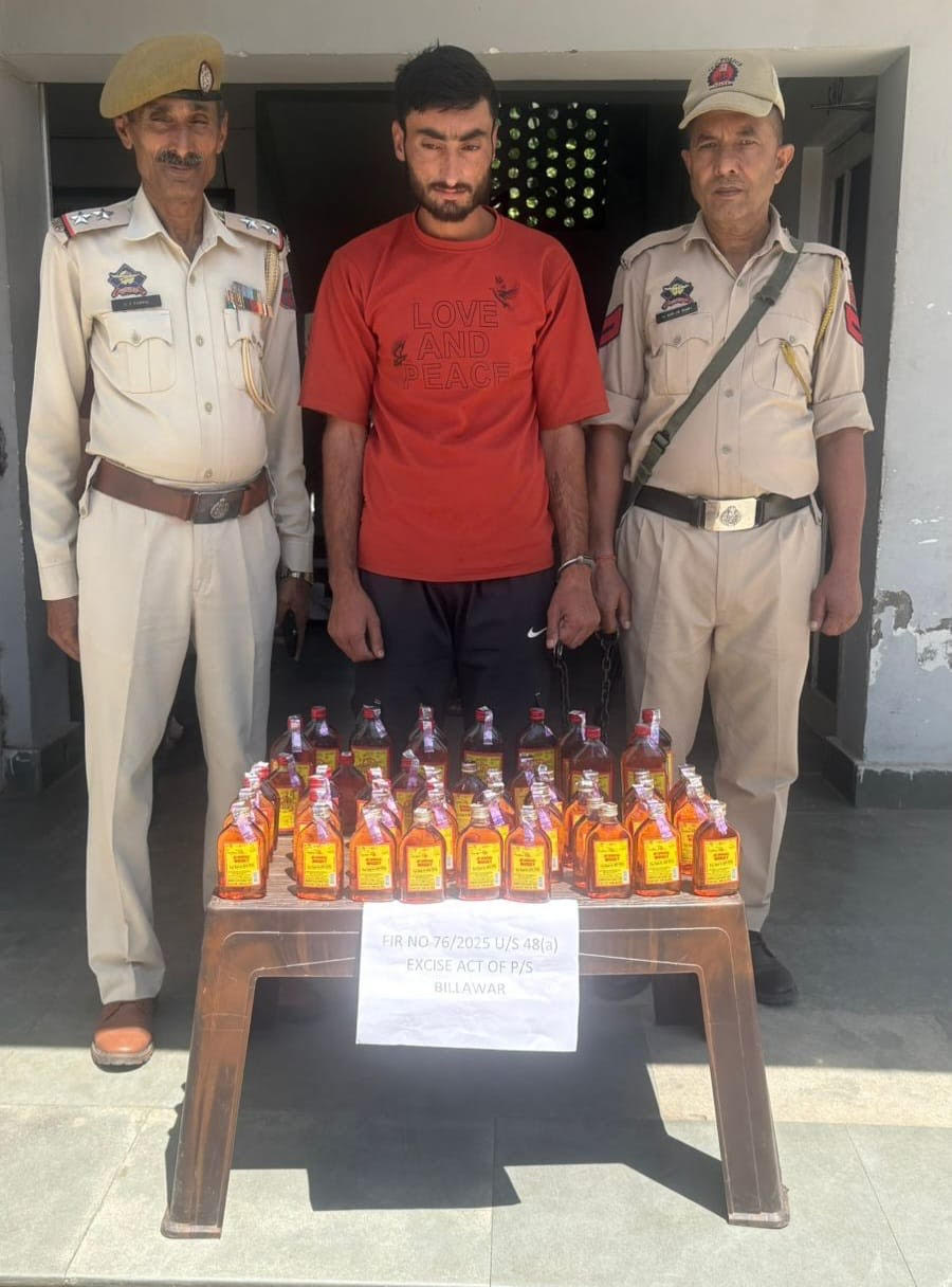 अवैध शराब के साथ एक तस्कर गिरफ्तार