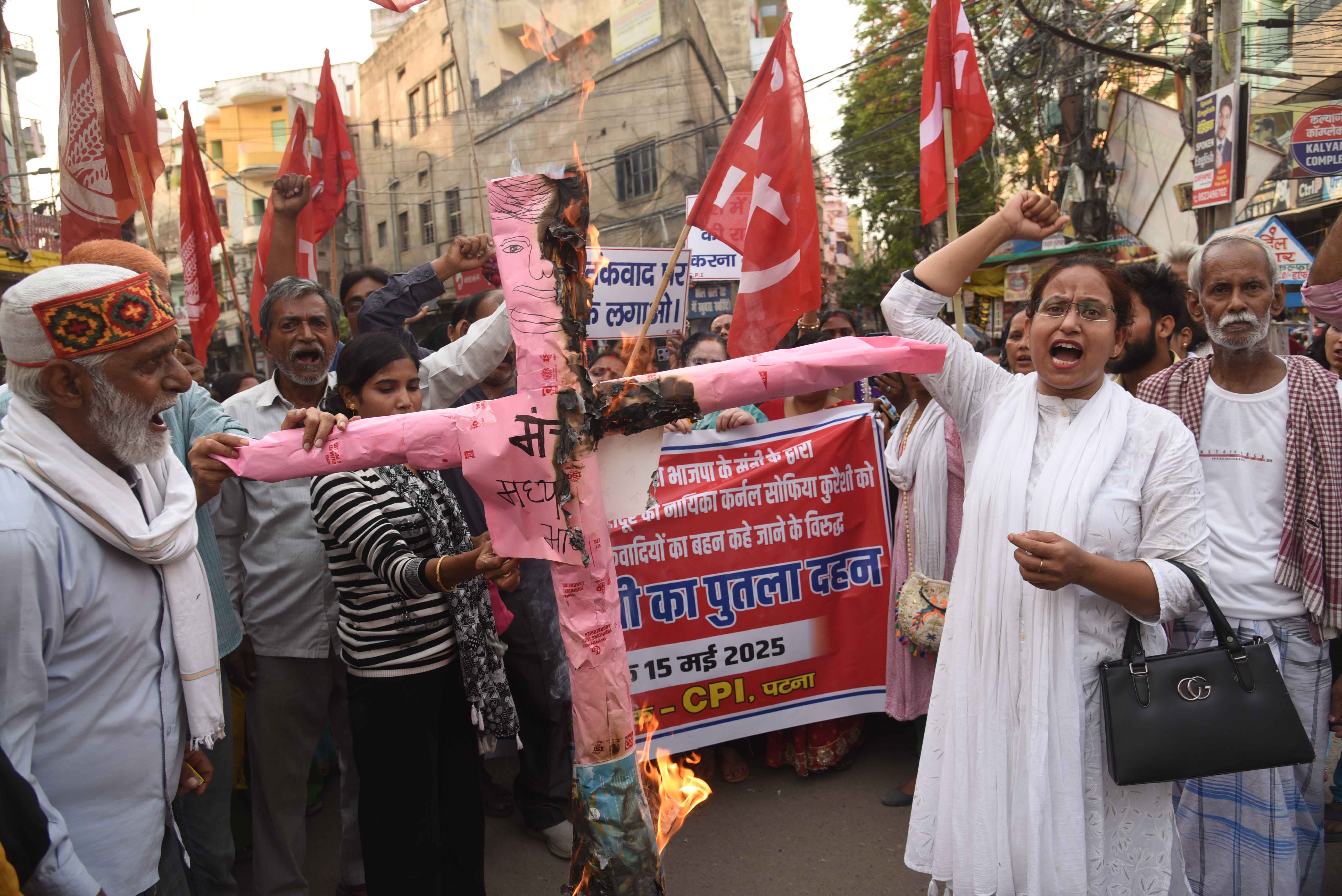 सीपीआई कार्यकर्ताओं ने सेना अधिकारी कर्नल सोफिया कुरैशी पर विवादास्पद टिप्पणी को लेकर मध्य प्रदेश के मंत्री और भाजपा नेता विजय शाह के खिलाफ विरोध प्रदर्शन एवं पुतला दहन करते