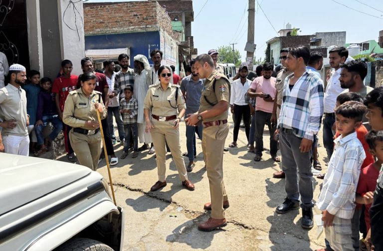 घटनास्थल पर पहुंची पुलिस घटनास्थल पर पहुंची पुलिस