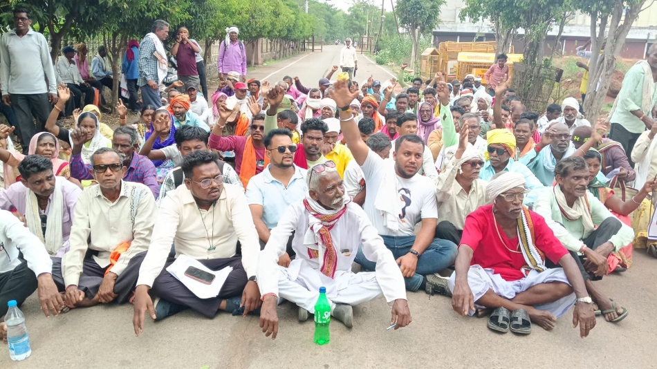 गंगरेल डूबान प्रभावितों ने पैदल मार्च निकाल कर कलेक्ट्रेट का घेराव किया