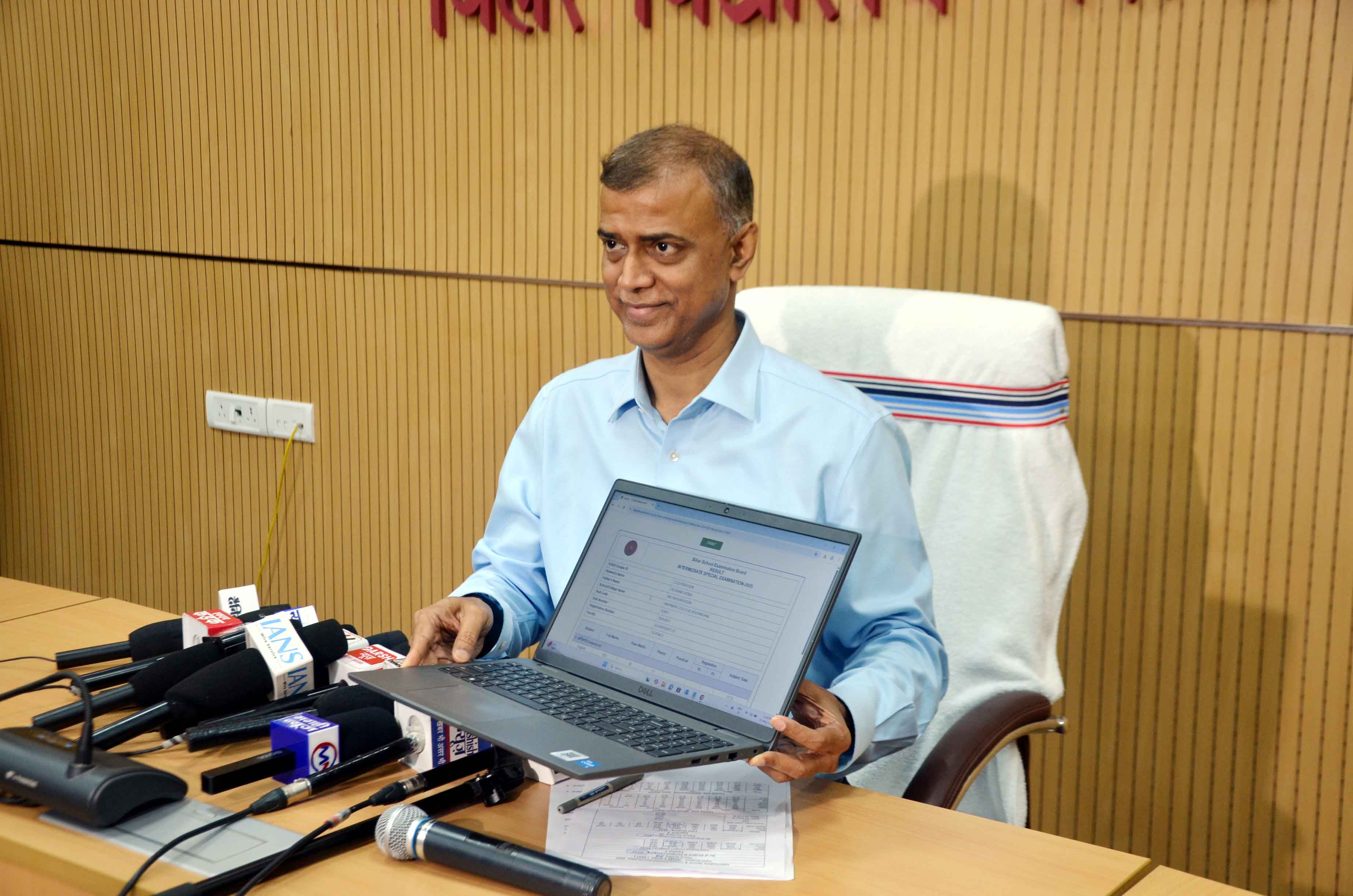 बिहार विद्यालय परीक्षा समिति के अध्यक्ष आनंद किशोर 10वीं और 12वीं के कंपार्टमेंटल का रिजल्ट जारी करते बिहार विद्यालय परीक्षा समिति के अध्यक्ष आनंद किशोर 10वीं और 12वीं के कंपार्टमेंटल का रिजल्ट जारी करते