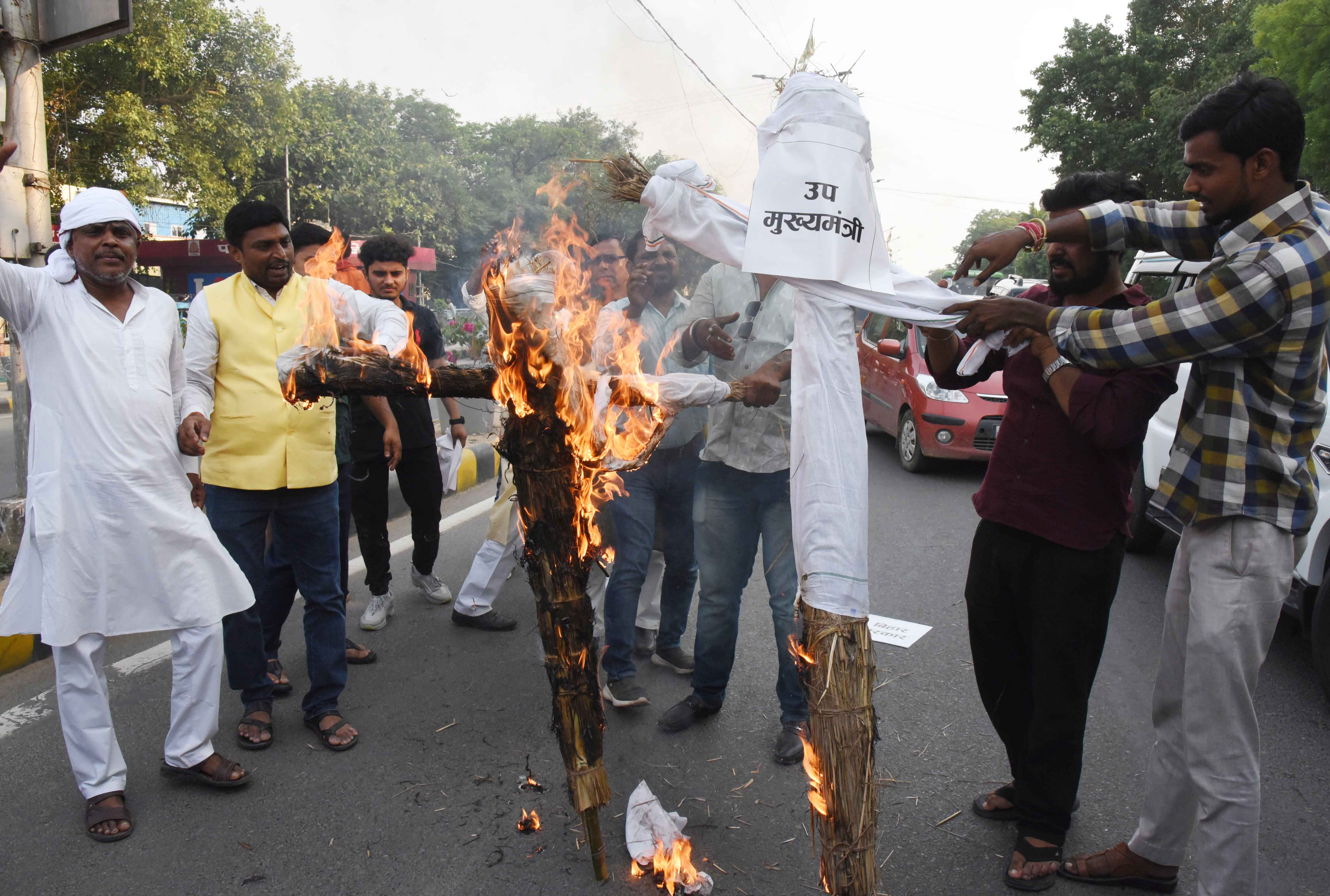 दरभंगा में नेता प्रतिपक्ष लोकसभ राहुल गांधी पर मुक़दमों किये जाने के विरोध में पप्पू यादव समर्थकों के द्वारा बिहार के गृह मंत्री और उप मुख्यमंत्री का पुतला दहन करते दरभंगा में नेता प्रतिपक्ष लोकसभ राहुल गांधी पर मुक़दमों किये जाने के विरोध में पप्पू यादव समर्थकों के द्वारा बिहार के गृह मंत्री और उप मुख्यमंत्री का पुतला दहन करते