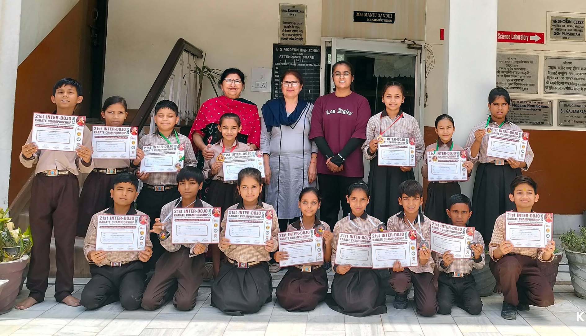 हिसार : बीएस मॉडर्न हाई स्कूल के बच्चों ने डोजो कराटे चैंपियनशिप में 17 पदक जीते