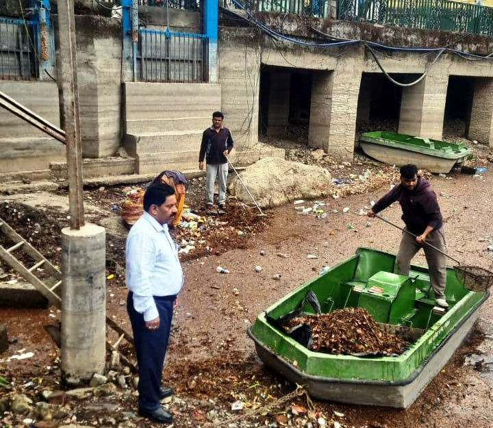 नैनी झील में बारिश से आयी गंदगी हटाते पालिका कर्मी। नैनी झील में बारिश से आयी गंदगी हटाते पालिका कर्मी।