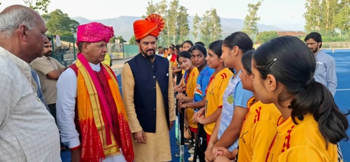 माजरा एस्ट्रोटर्फ मैदान में सुविधाओं की कमी पर भड़के अनुराग ठाकुर, बोले बिजली कनेक्शन से हो सकती है पानी की व्यवस्था