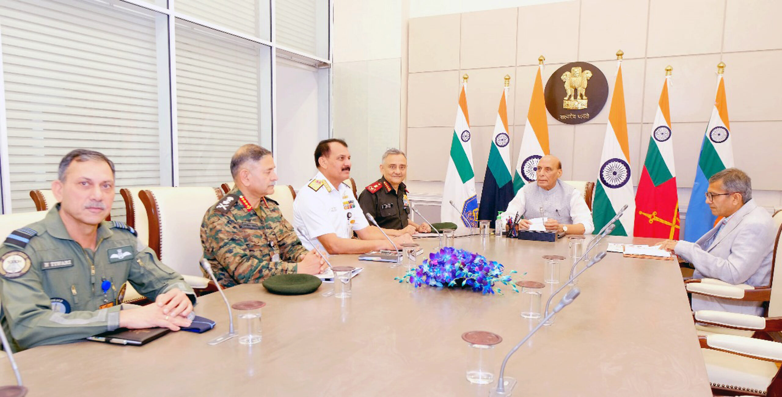 रक्षा मंत्री राजनाथ सिंह साउथ ब्लॉक में एक बैठक के दौरान पश्चिमी सीमा पर सुरक्षा स्थिति की समीक्षा करते हुए।