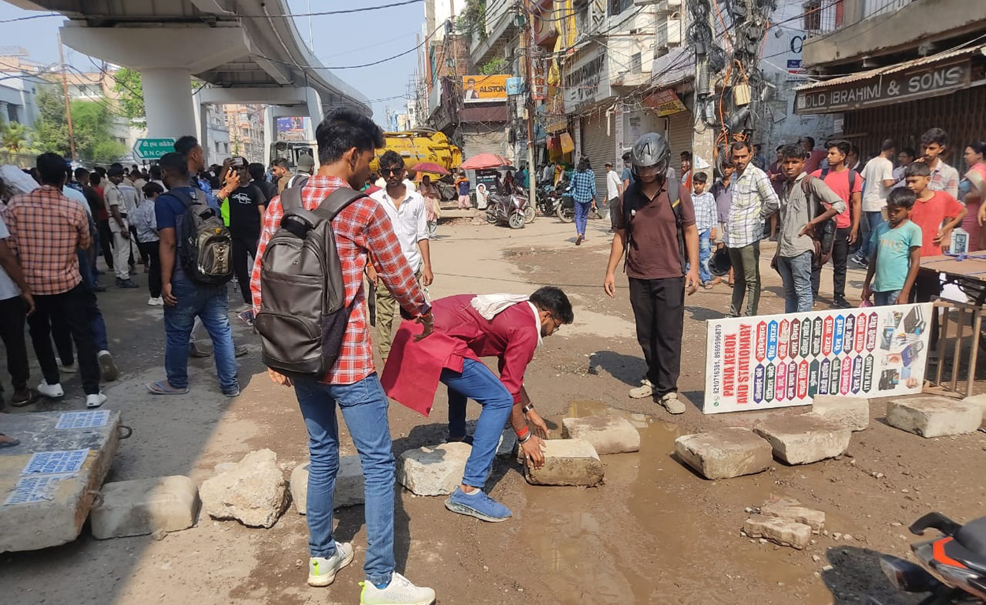 बिहार नेशनल कॉलेज के हॉस्टल में छात्रों के दो गुटों में मारपीट और बमबाजी के बाद पुलिस जवान चौकसी करते बिहार नेशनल कॉलेज के हॉस्टल में छात्रों के दो गुटों में मारपीट और बमबाजी के बाद पुलिस जवान चौकसी करते