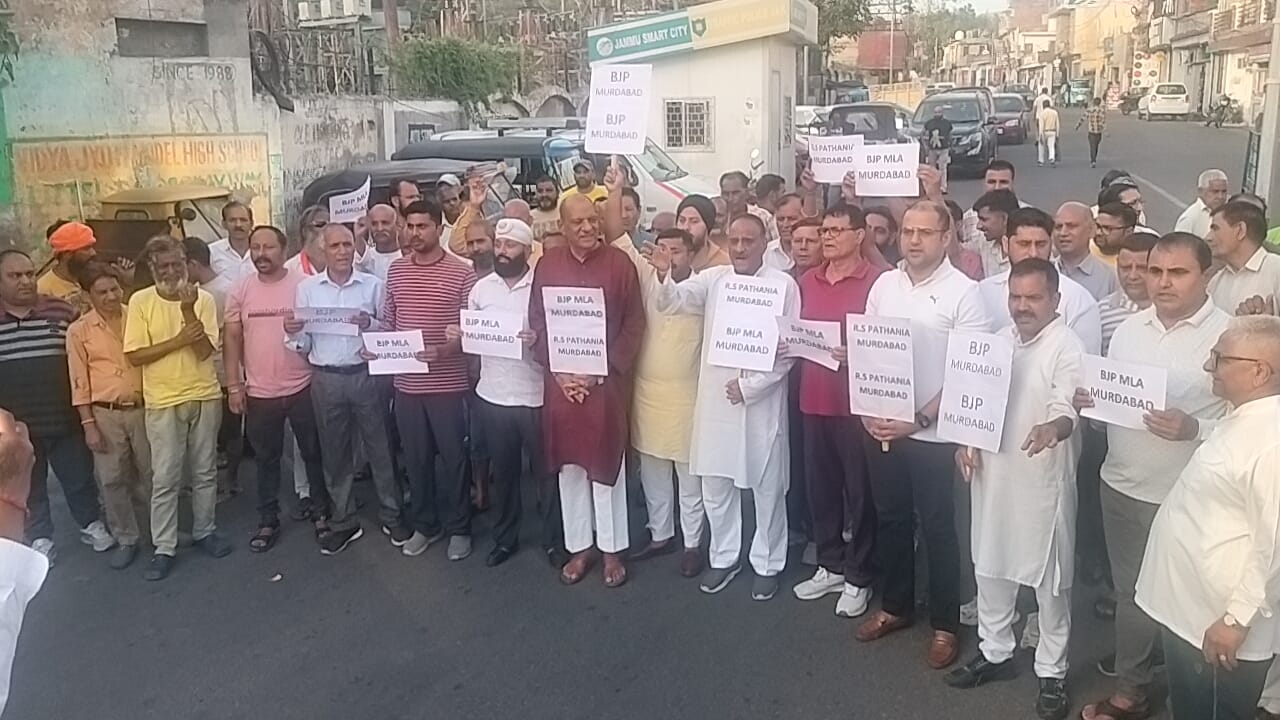 भाजपा विधायक के बयान के खिलाफ कांग्रेस का जोरदार प्रदर्शन, देशद्रोह का केस दर्ज करने की मांग