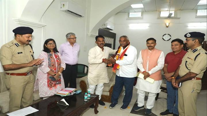 ग्वालियरः जनभागीदारी की अनुकरणीय पहल के लिये मंत्री सिलावट ने राघवेन्द्र सिंह का किया सम्मान