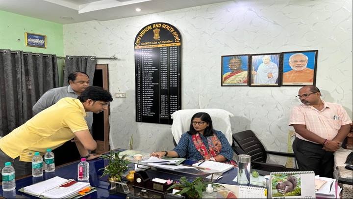 ग्वालियरः कलेक्टर ने अचानक सीएमएचओ कार्यालय का किया निरीक्षण