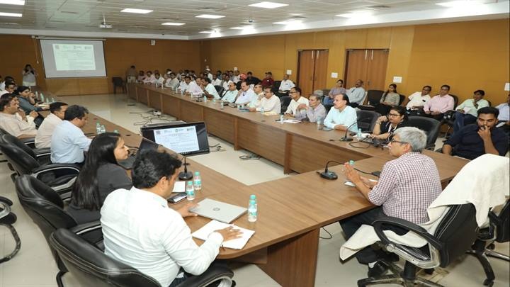 सौर ऊर्जा की जानकारी जन-जन तक पहुँचाना होगीः संभागीय आयुक्त खत्री