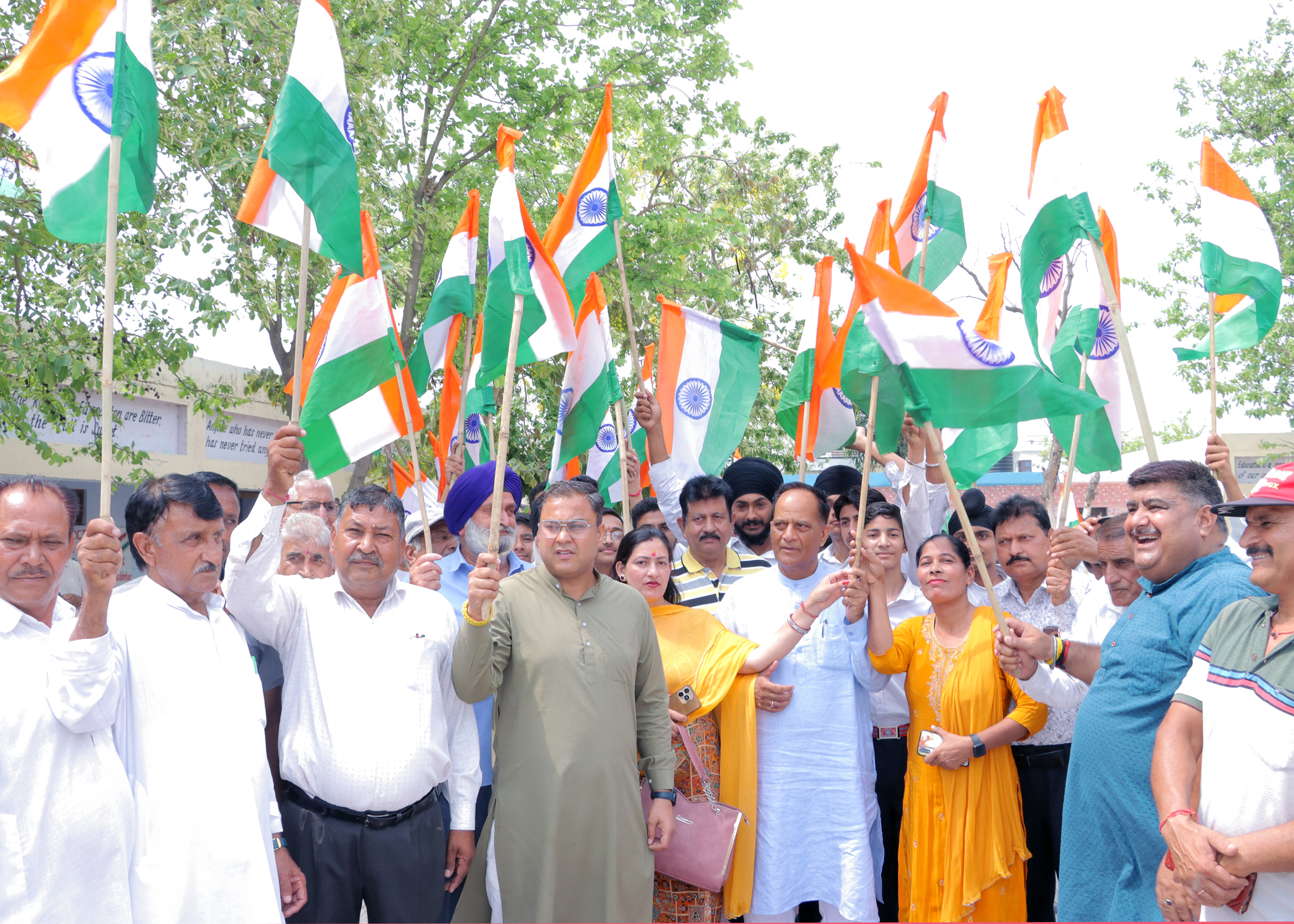 भारतीय सेना के ‘ऑपरेशन सिंदूर’ की सफलता को लेकर दबलैहड़ में एक भव्य तिरंगा यात्रा का आयोजन