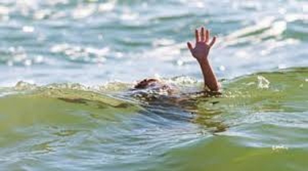 खंडवा: ओंकारेश्वर में ब्रह्मपुरी घाट पर नर्मदा नदी में तीन युवक डूबे, दो को बचाया, एक की तलाश जारी