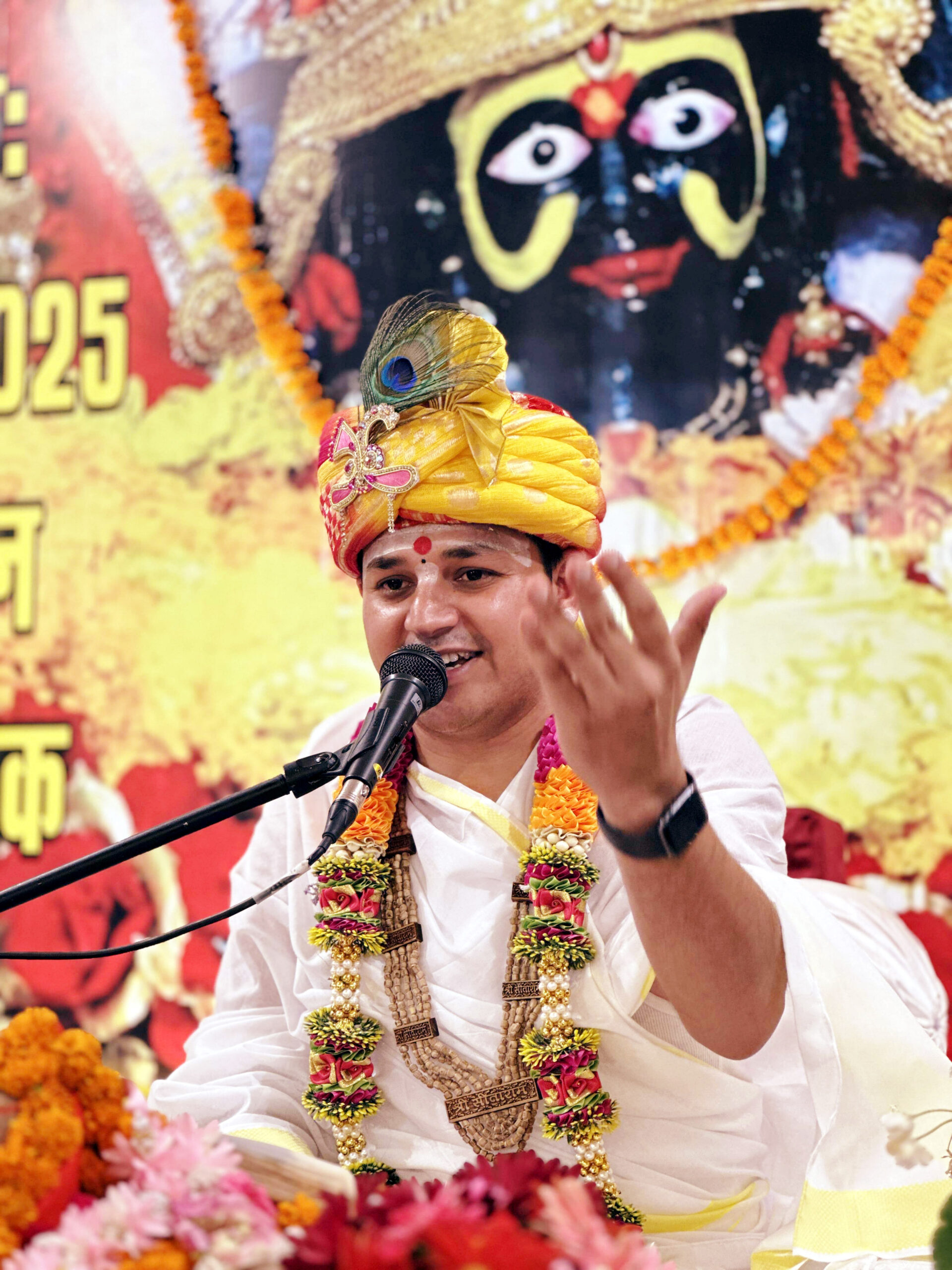 ‘तेरी ऊंची अटरिया कैसे आऊं मां’ भजन पर थिरके श्रद्धालु