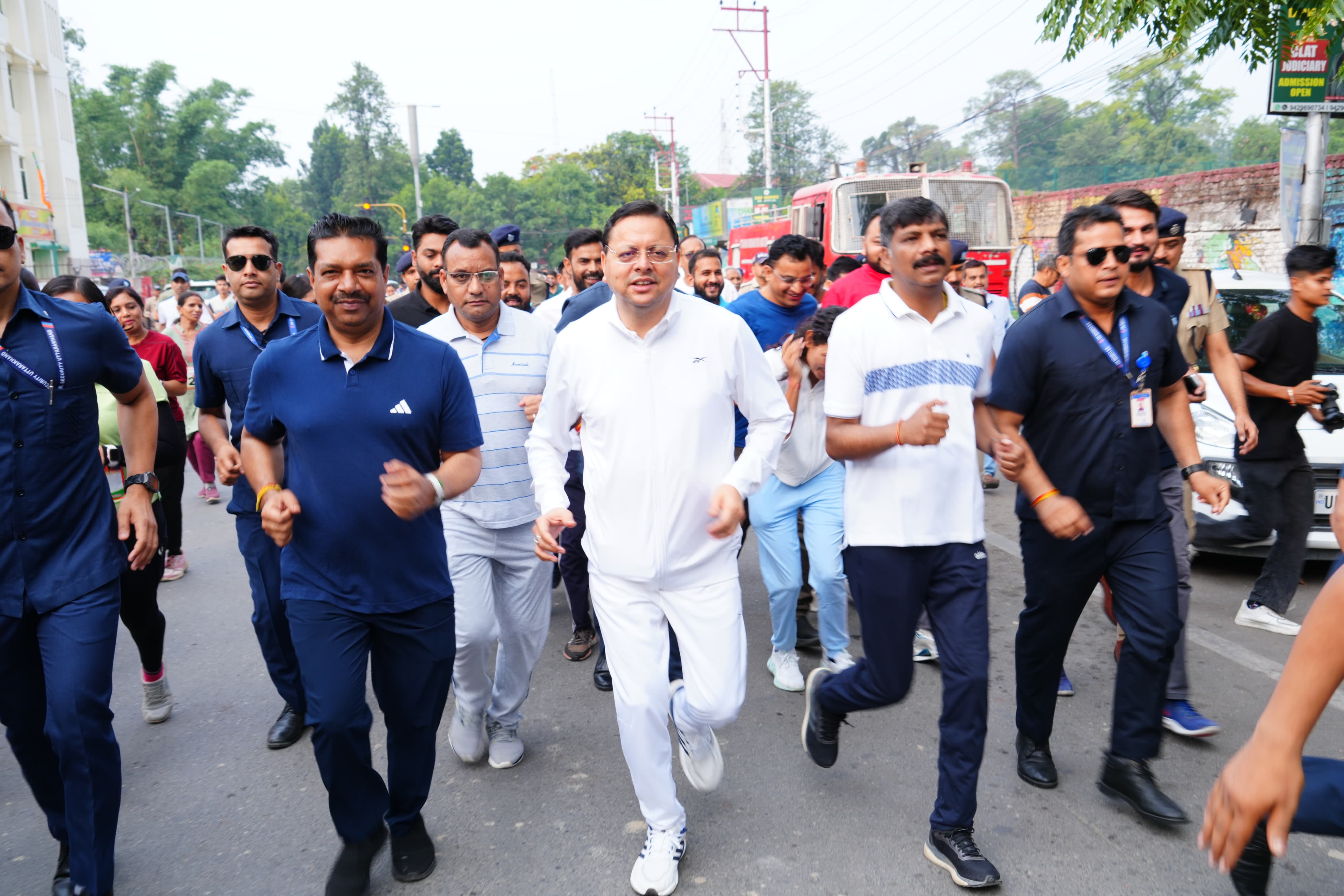 मुख्यमंत्री ने अहिल्या स्मृति मैराथन में दौड़ लगाते। मुख्यमंत्री ने अहिल्या स्मृति मैराथन में दौड़ लगाते।