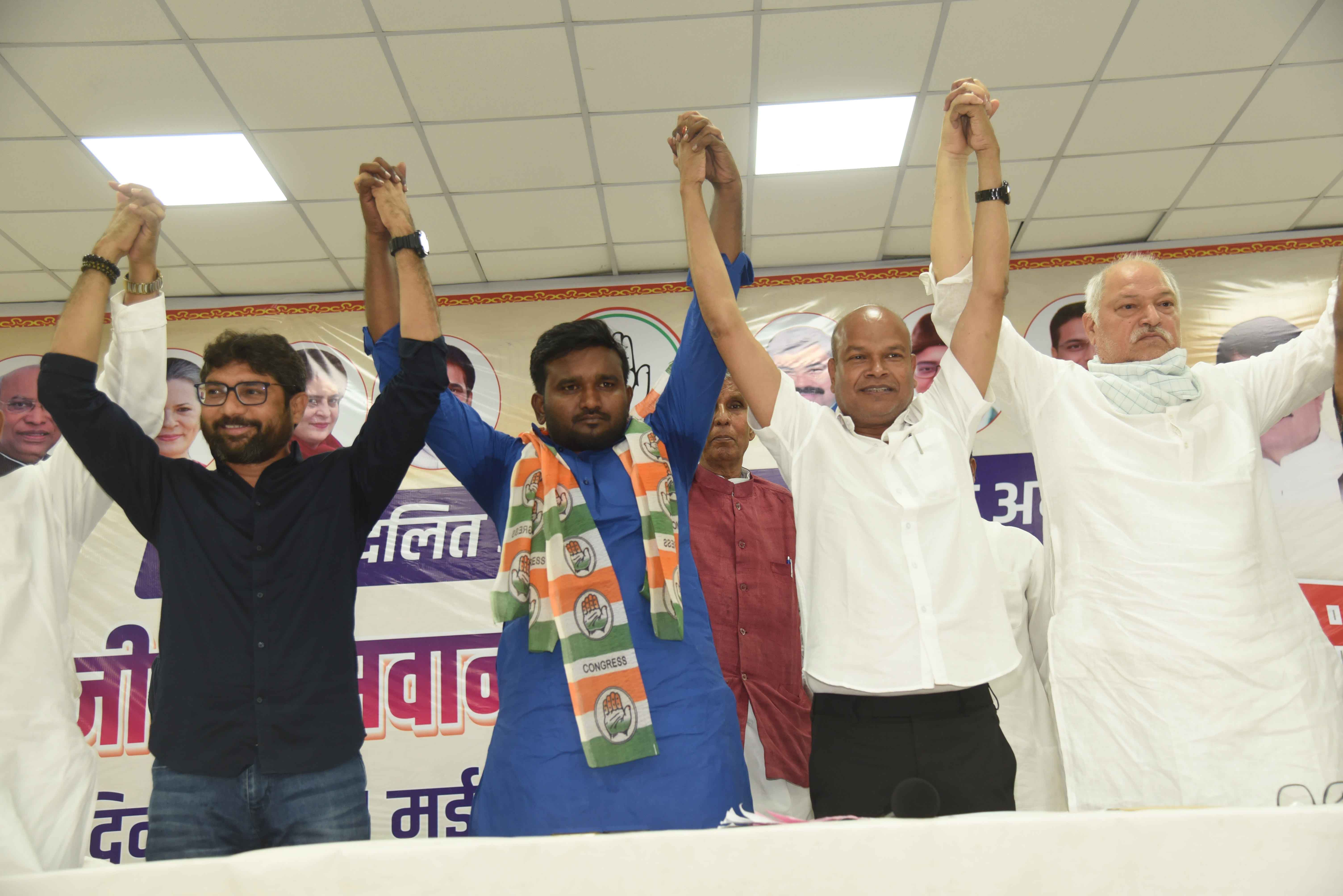 गुजरात कांग्रेस के कार्यकारी अध्यक्ष जिग्नेश मेवाणी, प्रदेश अध्यक्ष राजेश कुमार ने राष्ट्रीय दलित अधिकार मंच के प्रदेश अध्यक्ष मनीष पासवान को मिलन समारोह के दौरान कांग्रेस की सदस्यता ग्रहण कराते गुजरात कांग्रेस के कार्यकारी अध्यक्ष जिग्नेश मेवाणी, प्रदेश अध्यक्ष राजेश कुमार ने राष्ट्रीय दलित अधिकार मंच के प्रदेश अध्यक्ष मनीष पासवान को मिलन समारोह के दौरान कांग्रेस की सदस्यता ग्रहण कराते