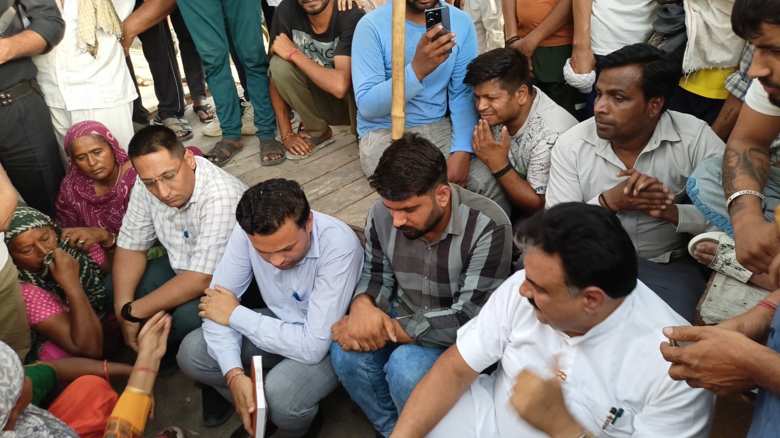 हुडा अधिकारियों को साथ लेकर बैठे डिप्टी स्पीकर डा. कृष्ण मिड्ढा। हुडा अधिकारियों को साथ लेकर बैठे डिप्टी स्पीकर डा. कृष्ण मिड्ढा।