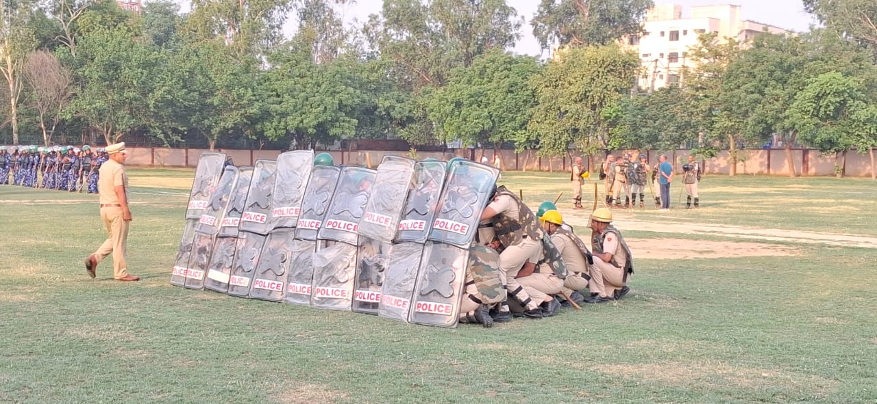 दंगा रोकने के लिए राेहतक में पुलिसकर्मियों को कराया विशेष अभ्यास