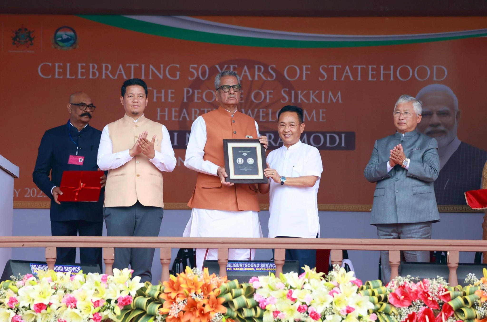 सिक्किम राज्य की स्वर्ण जयंती पर 50 रुपये का चांदी का सिक्का और डाक टिकट जारी