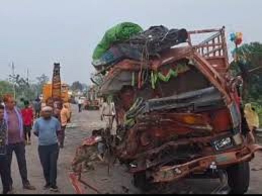 सीधी में दो ट्रक और एक ऑटो की टक्कर, मिनी ट्रक चालक की माैत, ऑटो चालक गंभीर