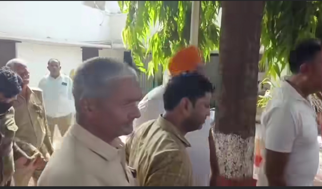 मोदीनगर में लेखपाल रिश्वत लेते रंगे हाथों गिरफ्तार