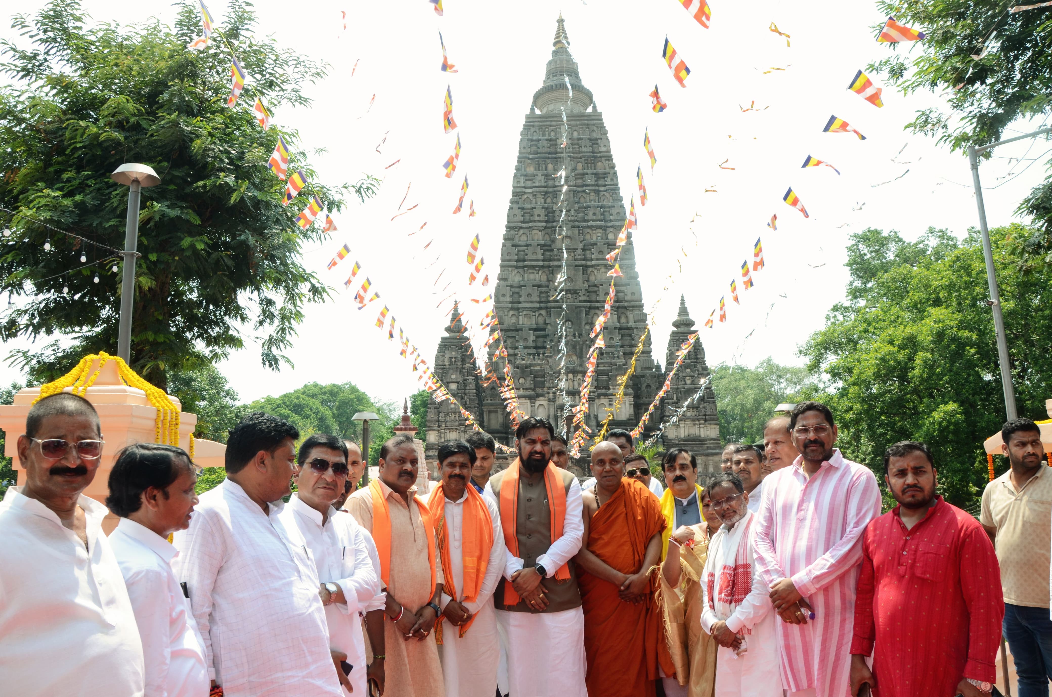उप मुख्यमंत्री सम्राट चौधरी महाबोधि मंदिर में बुद्ध पूर्णिमा के मौका पर पूजा अर्चना करते उप मुख्यमंत्री सम्राट चौधरी महाबोधि मंदिर में बुद्ध पूर्णिमा के मौका पर पूजा अर्चना करते