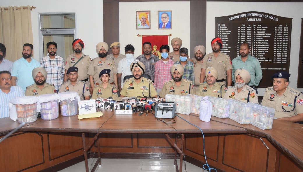 अमृतसर में एक किलाे हेरोइन, 45 लाख की ड्रग मनी सहित तीन व्यक्ति गिरफ्तार
