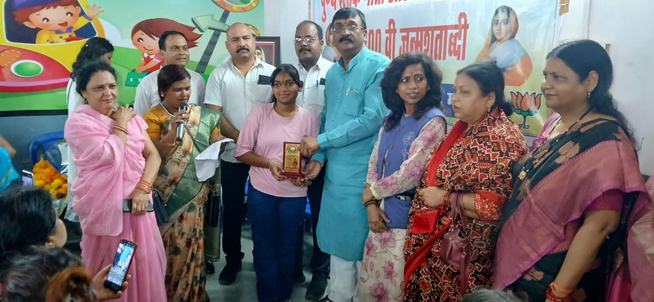लोकमाता देवी अहिल्या बाई की 300वीं जयंती पर भाजपा ने प्रतिभावान बालिकाओ का सम्मान