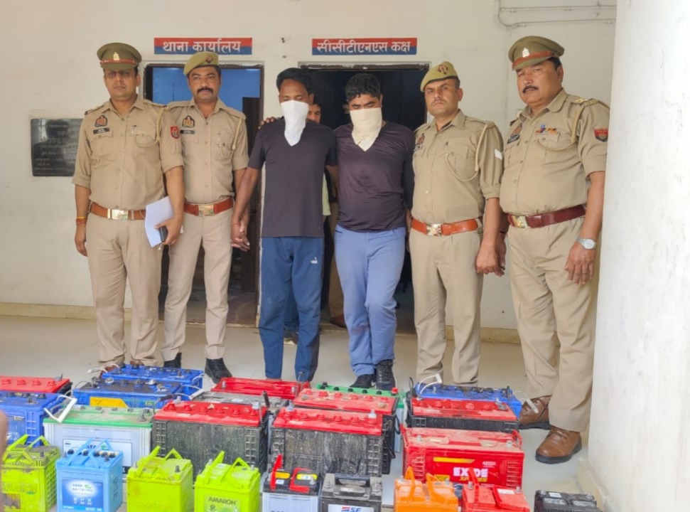सोशल मीडिया पर लहराए तमंचे, पुलिस ने दो युवकों की खिलाई जेल की हवा