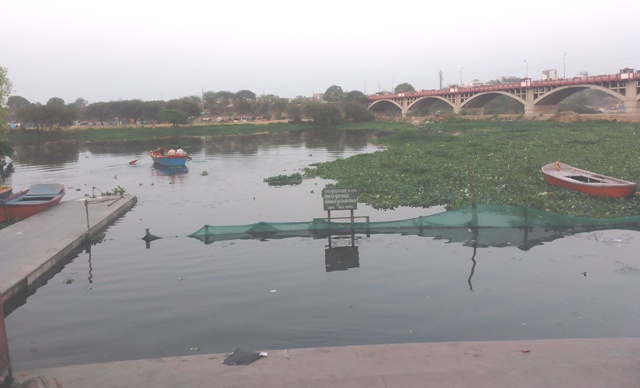 गोमती नदी की स्थिति बदहाल, मंदाकिनी नदी की सफाई काे उतरे जलशक्ति मंत्री