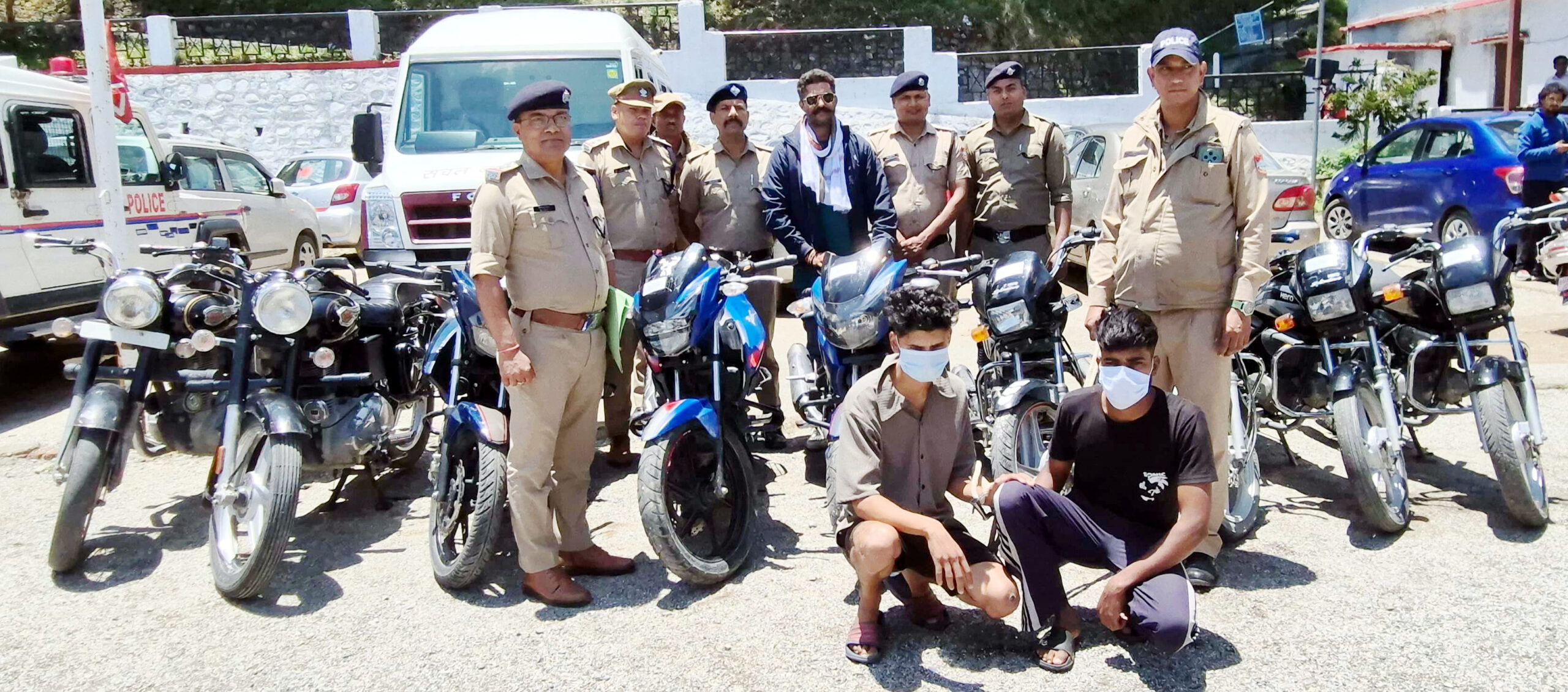 चाेरी की नाै माेटर साइकिल के साथ दाे गिरफ्तार