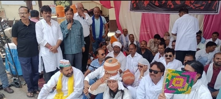 बुन्देलखण्ड बिजली जनआक्रोश आन्दोलन का तीसरा दिन रहा बिजना के नाम, जमकर गूंजा बिजना ले लो बिजली दे दो का नारा