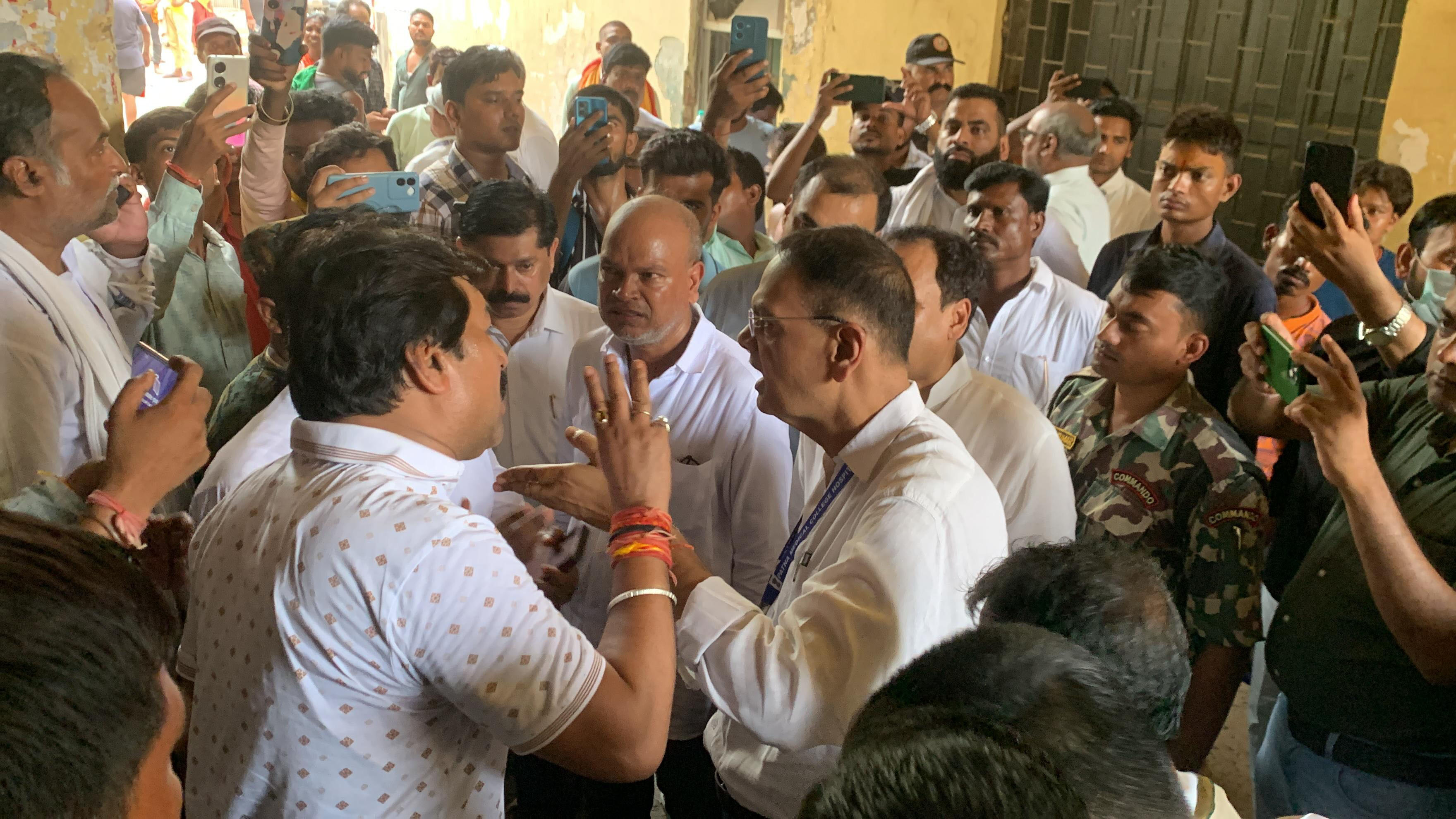 रेप पीड़िता का PMCH में इलाज नहीं होने पर बिहार प्रदेश कांग्रेस अध्यक्ष राजेश कुमार राम का अस्पताल परिसर में विरोध प्रदर्शन के बाद एडमिशन लिया। रेप पीड़िता का PMCH में इलाज नहीं होने पर बिहार प्रदेश कांग्रेस अध्यक्ष राजेश कुमार राम का अस्पताल परिसर में विरोध प्रदर्शन के बाद एडमिशन लिया।