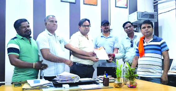 लक्सर एसडीएम को ज्ञापन देते हुए लक्सर एसडीएम को ज्ञापन देते हुए