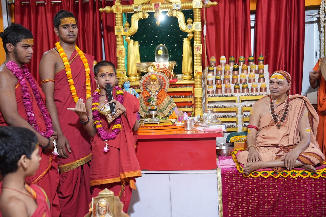 वेदमंत्रों की अन्त्याक्षरी में जगद्गुरुकुलम् के बटुकों ने उत्साह से की भागीदारी