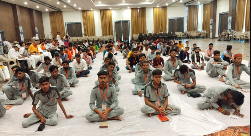 बौद्धिक सत्र में बैठे बजरंगी बौद्धिक सत्र में बैठे बजरंगी