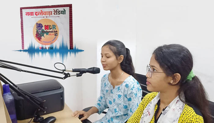 स्थानीय भाषा-बाेली में नवा दंतेवाड़ा एफएम रेडियो का प्रसारण