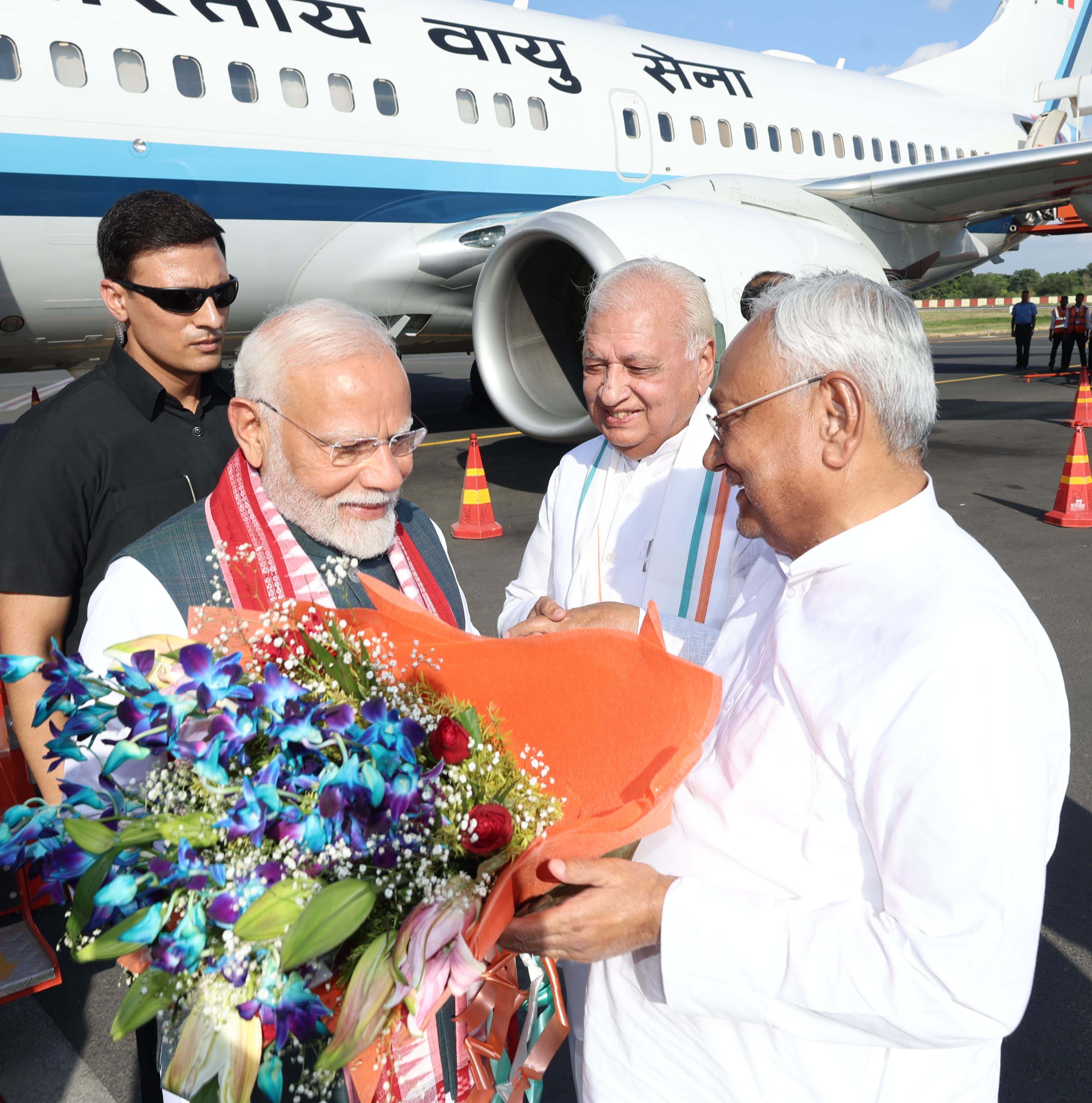 जयप्रकाश नारायण हवाई अड्डे पर प्रधानमंत्री नरेंद्र मोदी का स्वागत करते मुख्यमंत्री नीतीश कुमार जयप्रकाश नारायण हवाई अड्डे पर प्रधानमंत्री नरेंद्र मोदी का स्वागत करते मुख्यमंत्री नीतीश कुमार