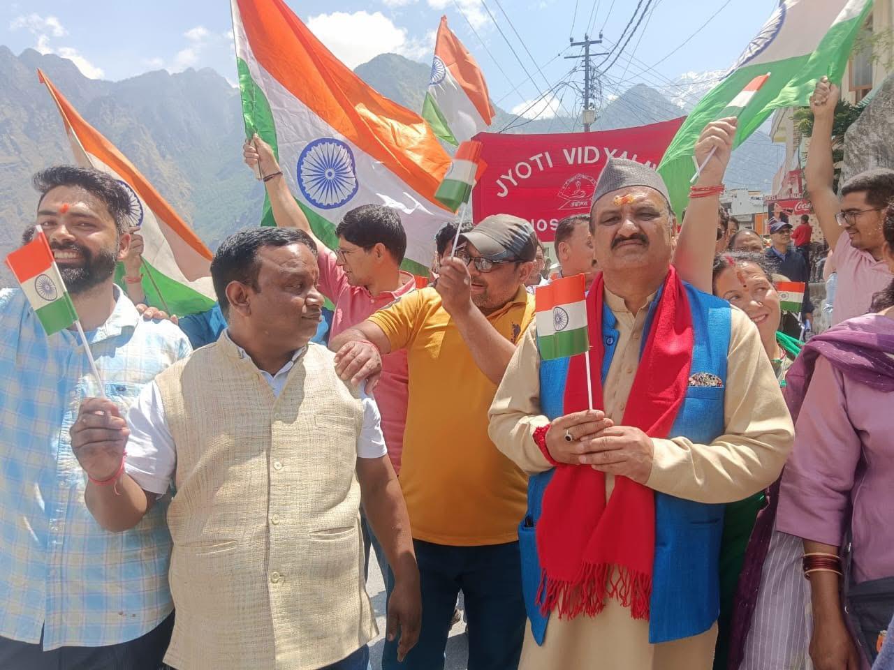 उत्साह के साथ ज्थाेतिर्मठ में निकली तिरंगा शाैर्य सम्मान यात्रा।