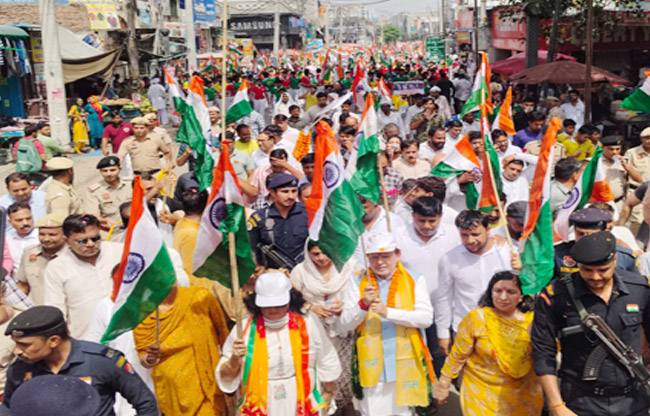 सोनीपत: गेाहाना         तिरंगा यात्रा में भाजपा प्रदेशाध्यक्ष मोहन लाल बड़ौली सहकारिता मंत्री डॉ. अरविंद   शर्मा ने नेतृत्व करते हुए