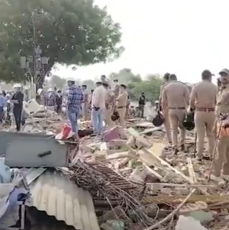 चंडोला तालाब के समीप डिमोलिशन चंडोला तालाब के समीप डिमोलिशन