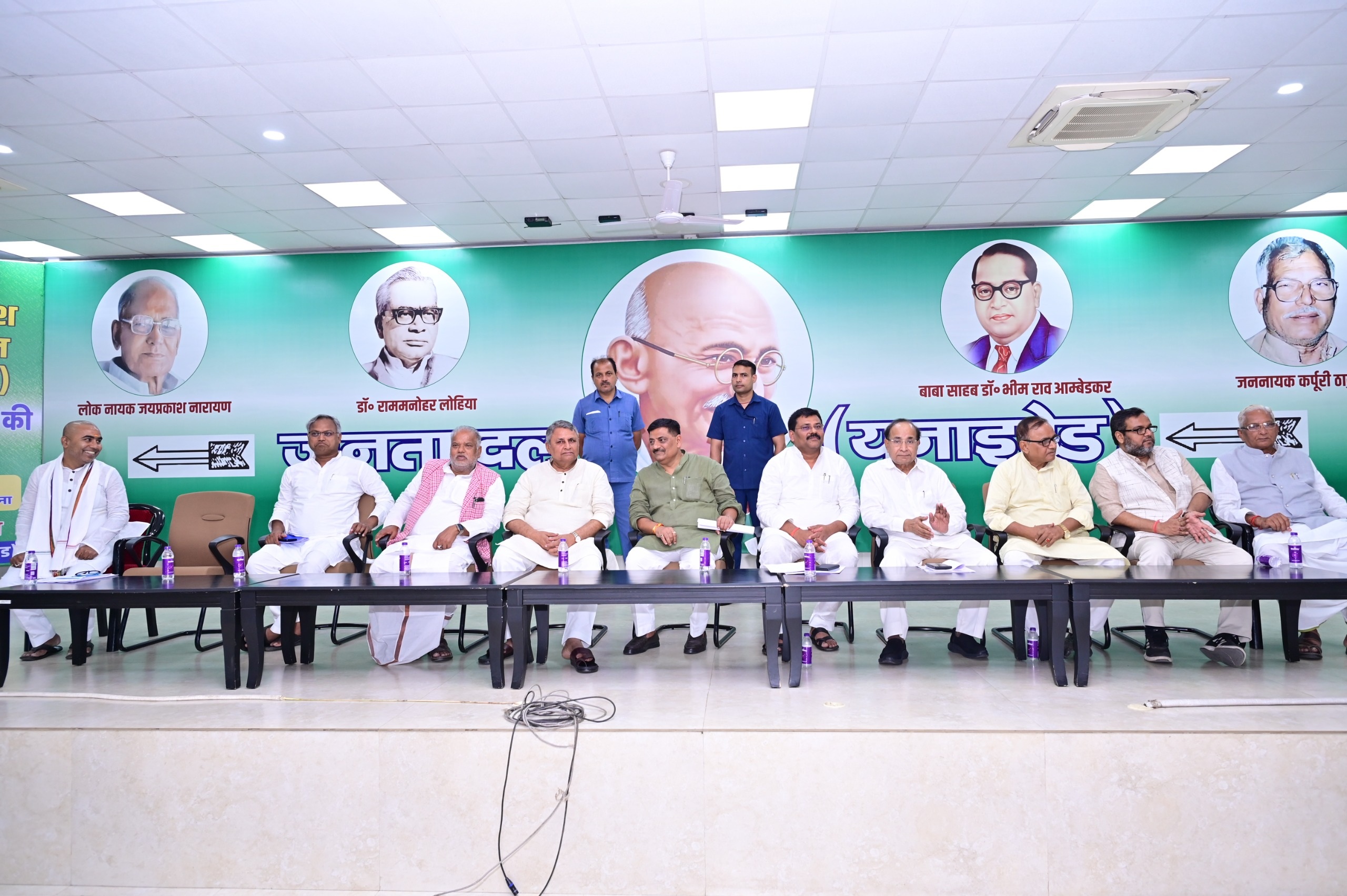 जदयू की नवगठित राजनैतिक सलाहकार समिति की पहली बैठक को सम्बोधित करते संजय झा और उमेश कुशवाहा जदयू की नवगठित राजनैतिक सलाहकार समिति की पहली बैठक को सम्बोधित करते संजय झा और उमेश कुशवाहा