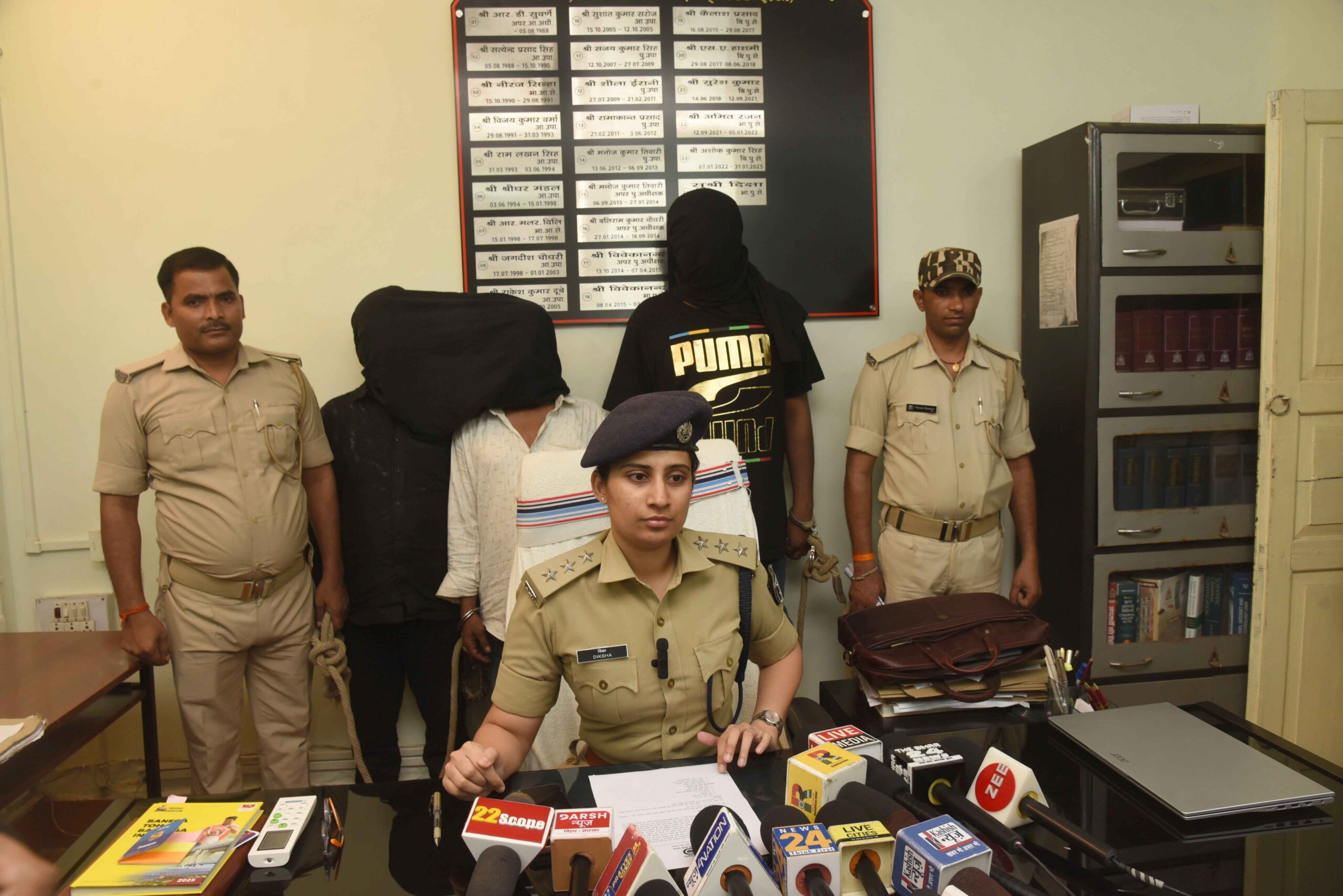 कदमकुआं थाना अंतर्गत लूट एवं चैन स्नैचिंग मामले में अपराधियों की गिरफ्तारी पर प्रेस वार्ता को संबोधित करते टाउन एसपी दीक्षा