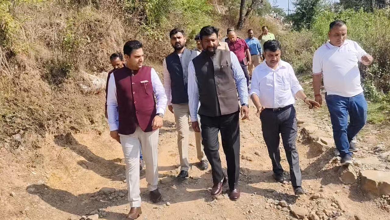 एससी कमीशन के सदस्य दिगविजय ने किया योल और टिहरा लाइन का दौरा