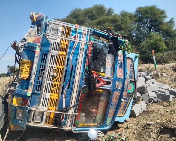 अमरोली में ईंटों से भरा ट्रक पलटा, दरवाजा काटकर ड्राइवर को किया गया रेस्क्यू