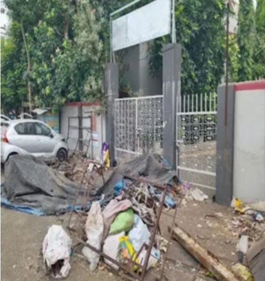 स्कूल के बाहर कबाड़ का अतिक्रमण, छात्रों और स्टाफ के लिए रास्ता पूरी तरह बंद