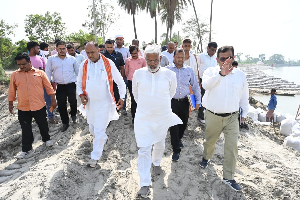 जल शक्ति मंत्री ने बेलहरी और कुसौरा तटबंध का किया निरीक्षण
