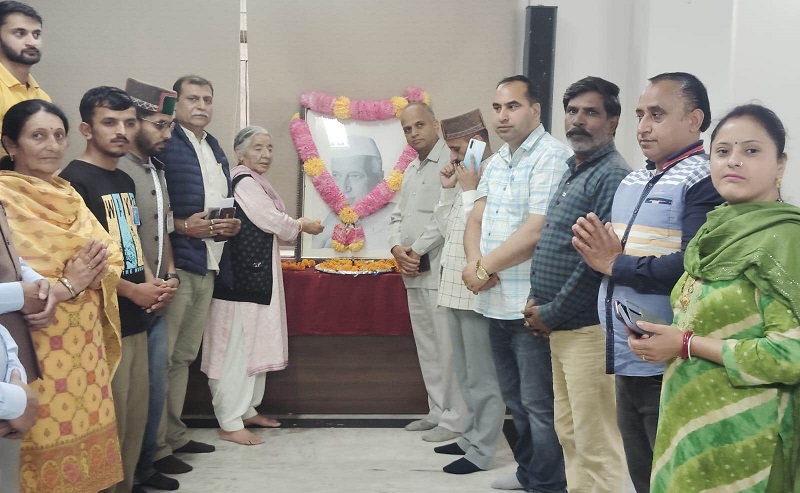 पंडित नेहरू की पुण्यतिथि पर कांग्रेस नेताओं ने अर्पित किए श्रद्धा सुमन